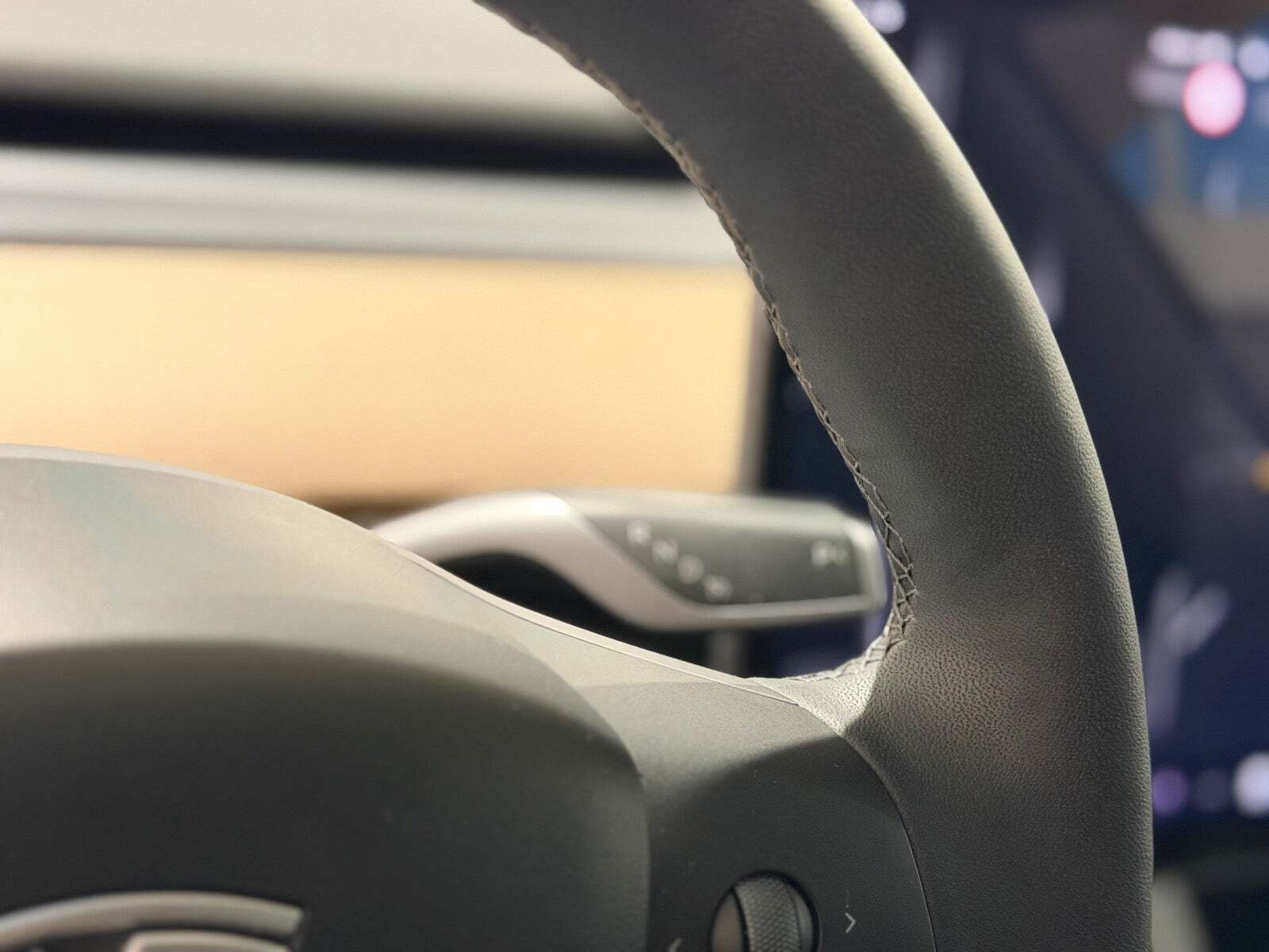 Hvid Tesla Model 3 fra 2023