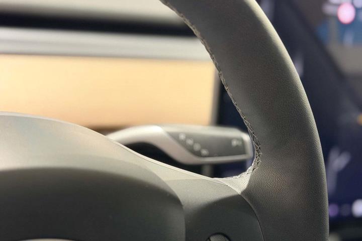 Hvid Tesla Model 3 fra 2023