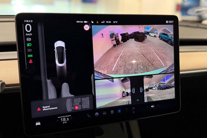Hvid Tesla Model 3 fra 2023