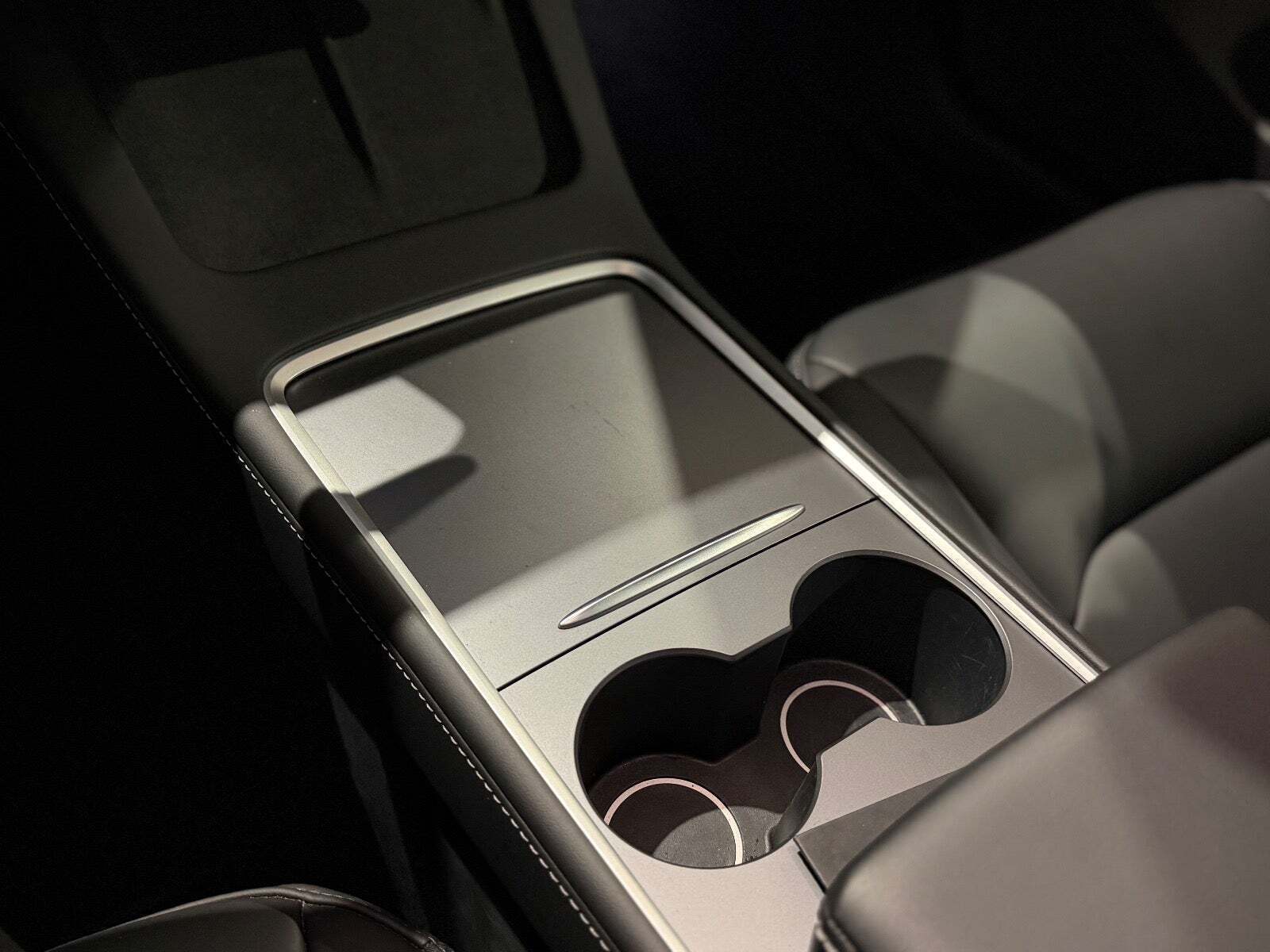 Hvid Tesla Model 3 fra 2023