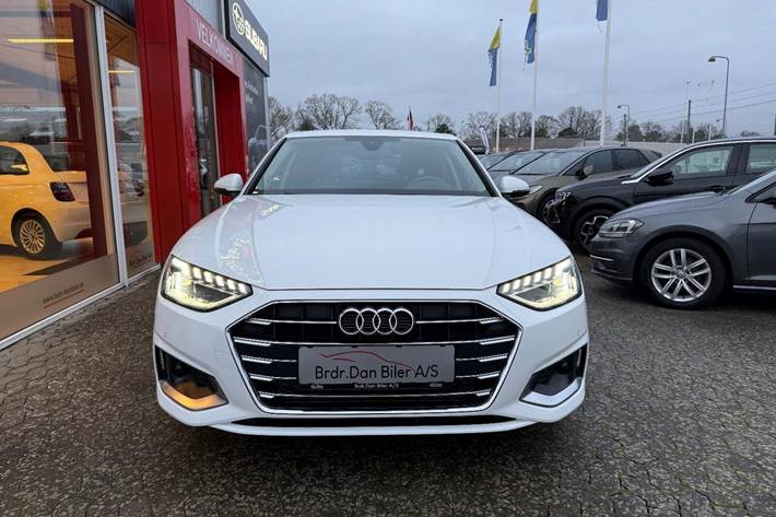 Hvid Audi A4 fra 2020 set udefra