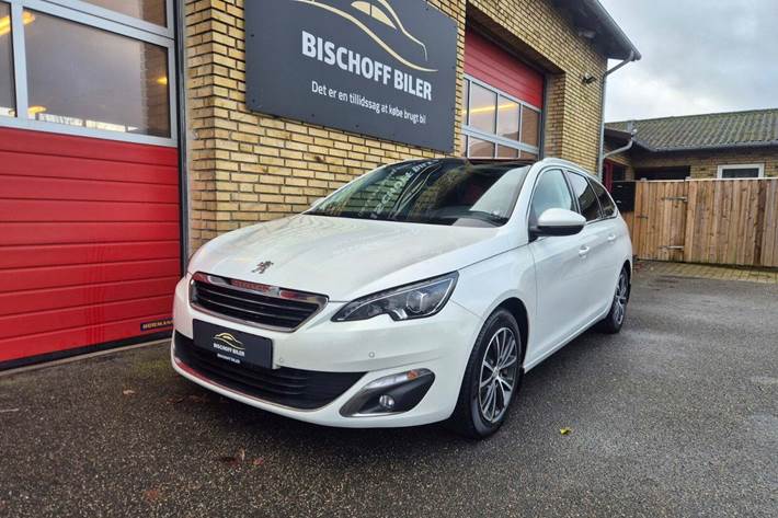 Hvid Peugeot 308 fra 2017 set udefra