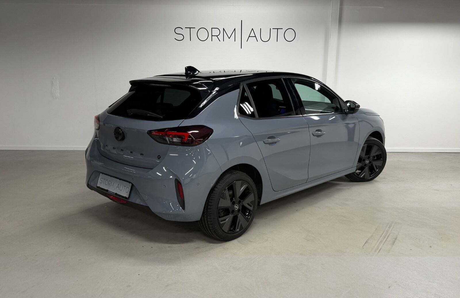 Grå Opel Corsa-e fra 2024