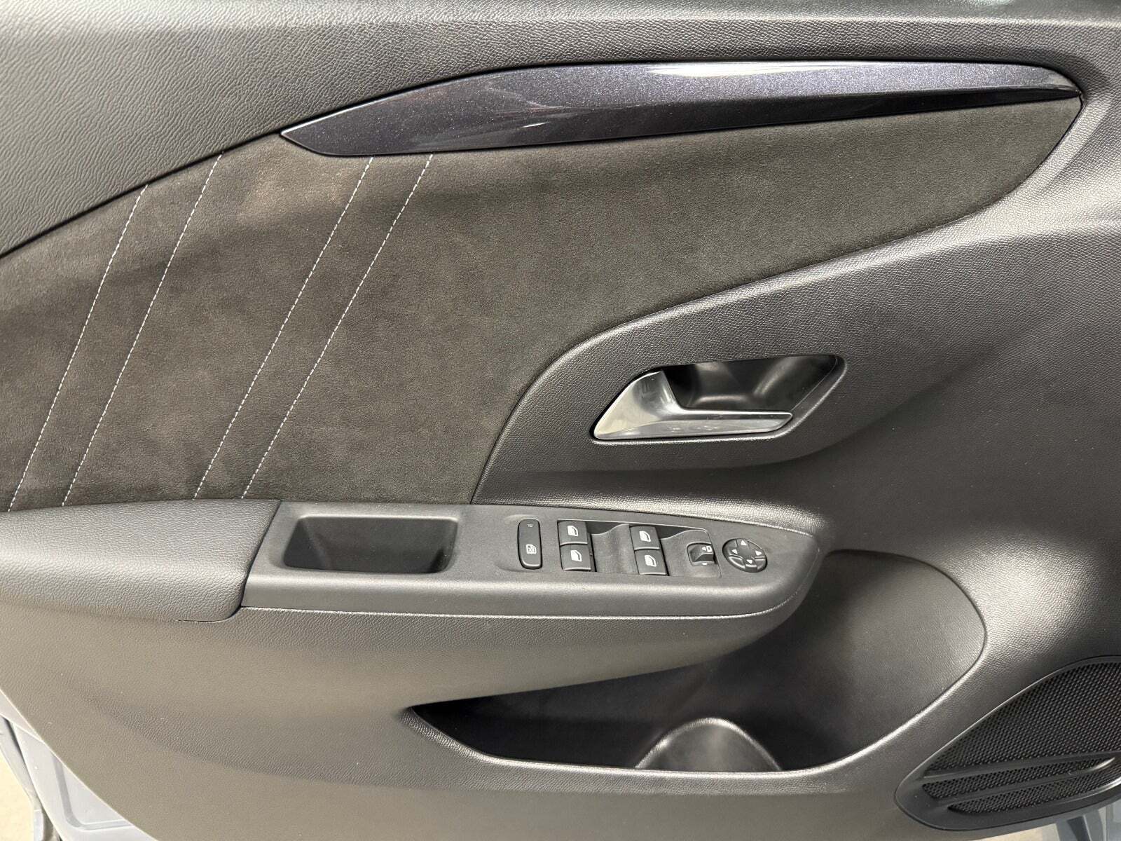 Grå Opel Corsa-e fra 2024