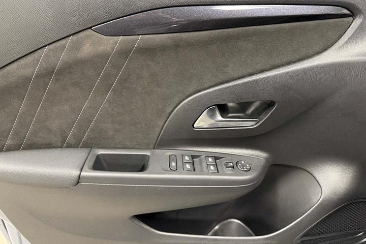 Grå Opel Corsa-e fra 2024