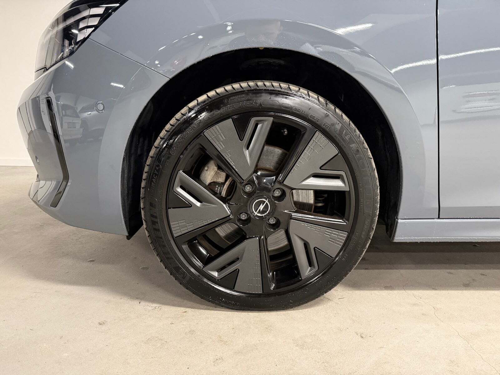 Grå Opel Corsa-e fra 2024