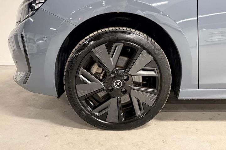 Grå Opel Corsa-e fra 2024