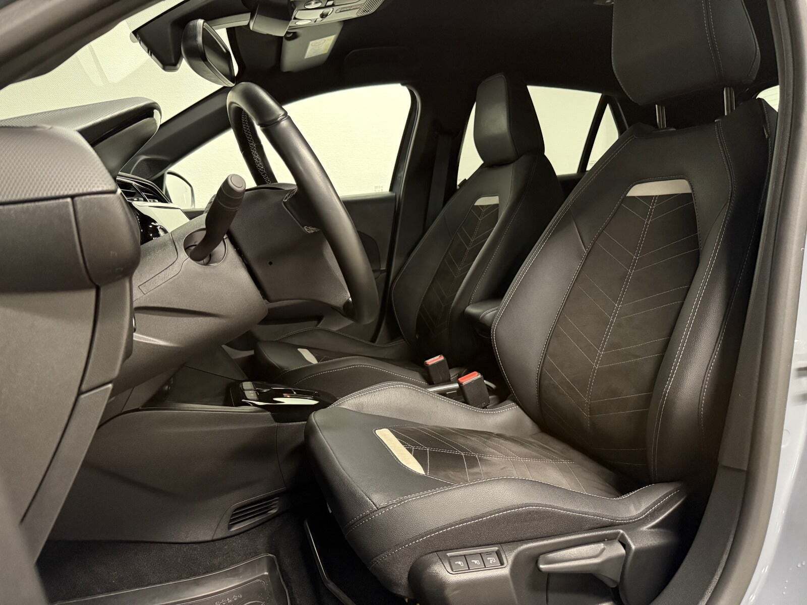 Grå Opel Corsa-e fra 2024