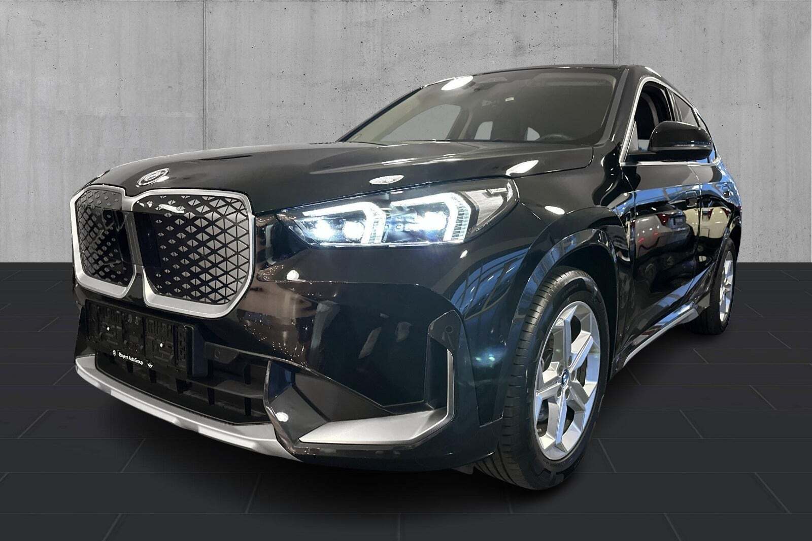 Sort BMW iX1 fra 2025 set udefra