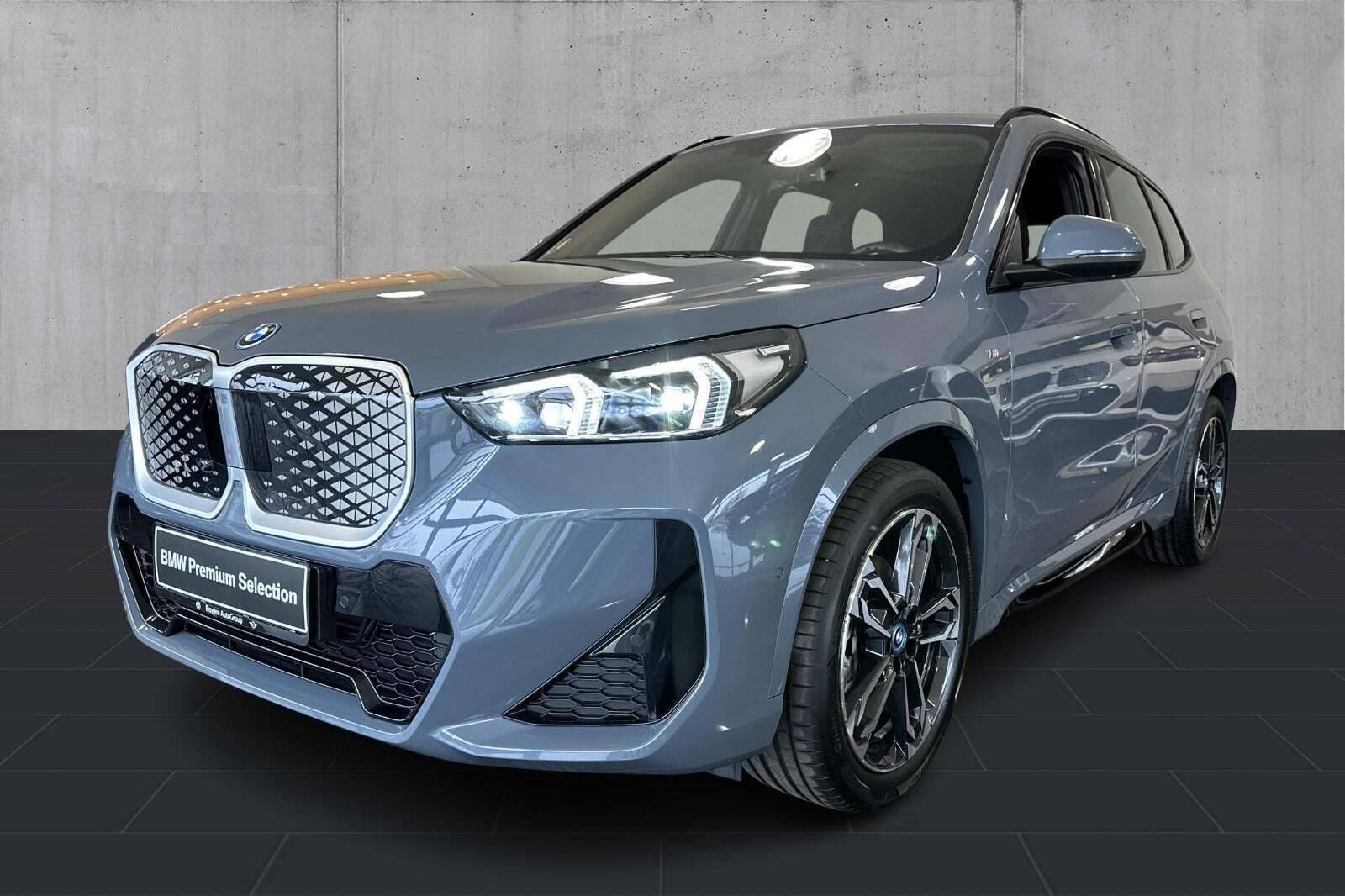 Grå BMW iX1 fra 2025 set udefra