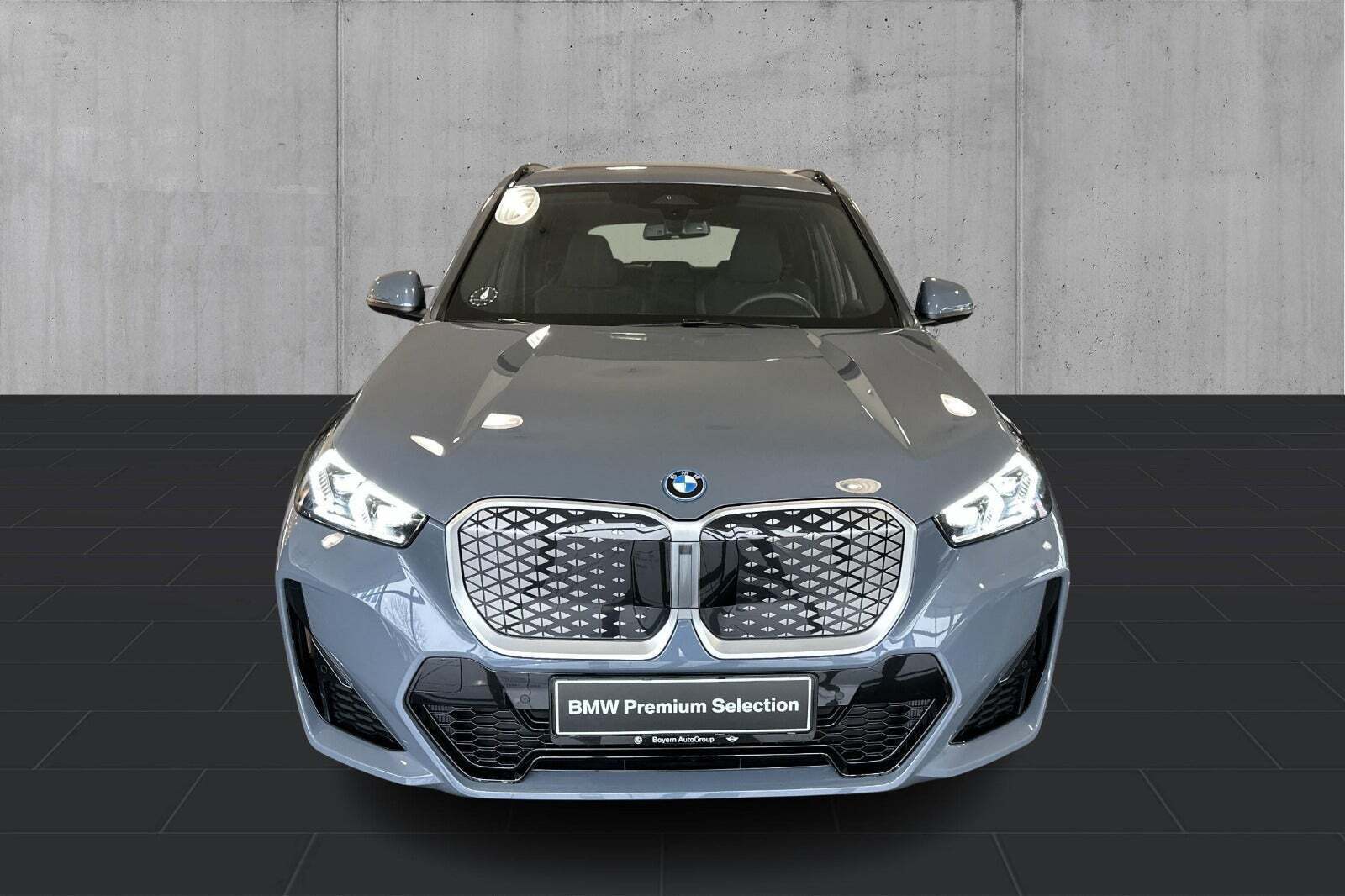 Grå BMW iX1 fra 2025