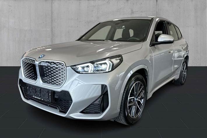Sølv BMW iX1 fra 2025 set udefra