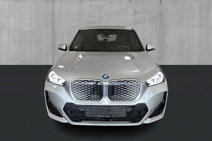 Sølv BMW iX1 fra 2025