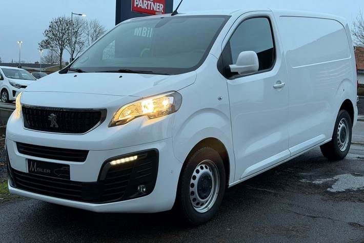 Hvid Peugeot Expert fra 2021 set udefra