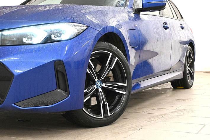 Blå BMW 320e fra 2024