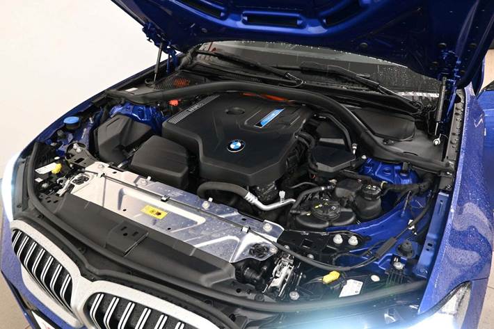 Blå BMW 320e fra 2024