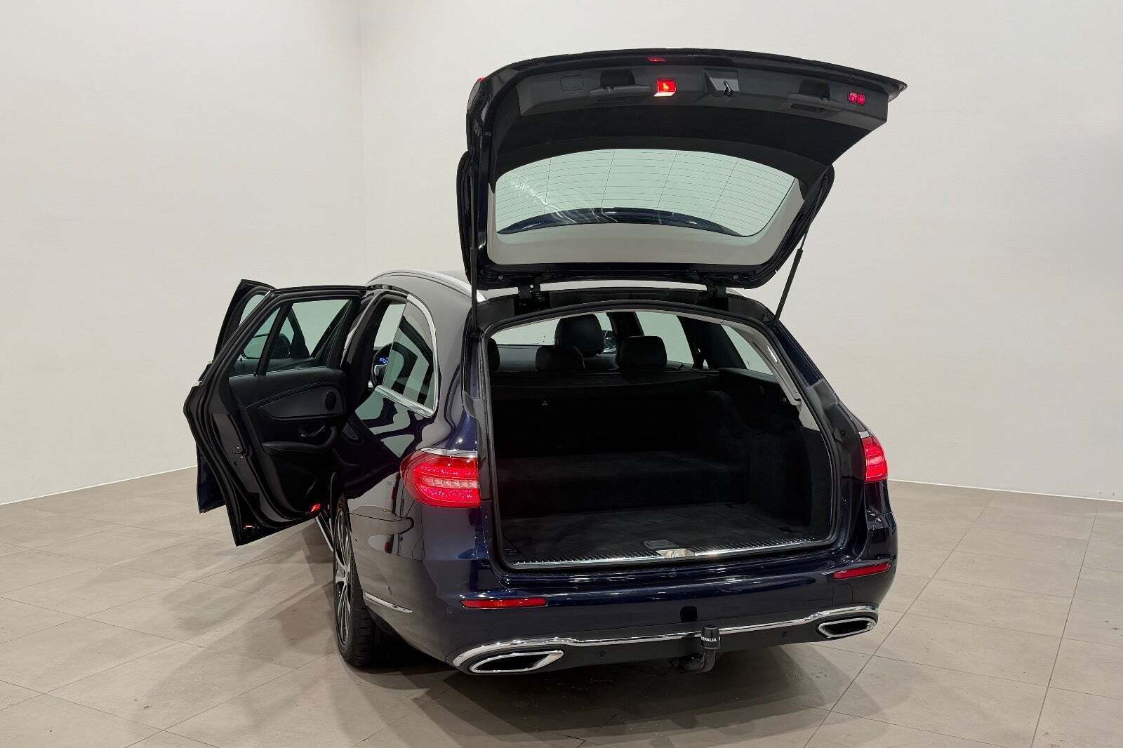 Blå Mercedes E300 de fra 2020