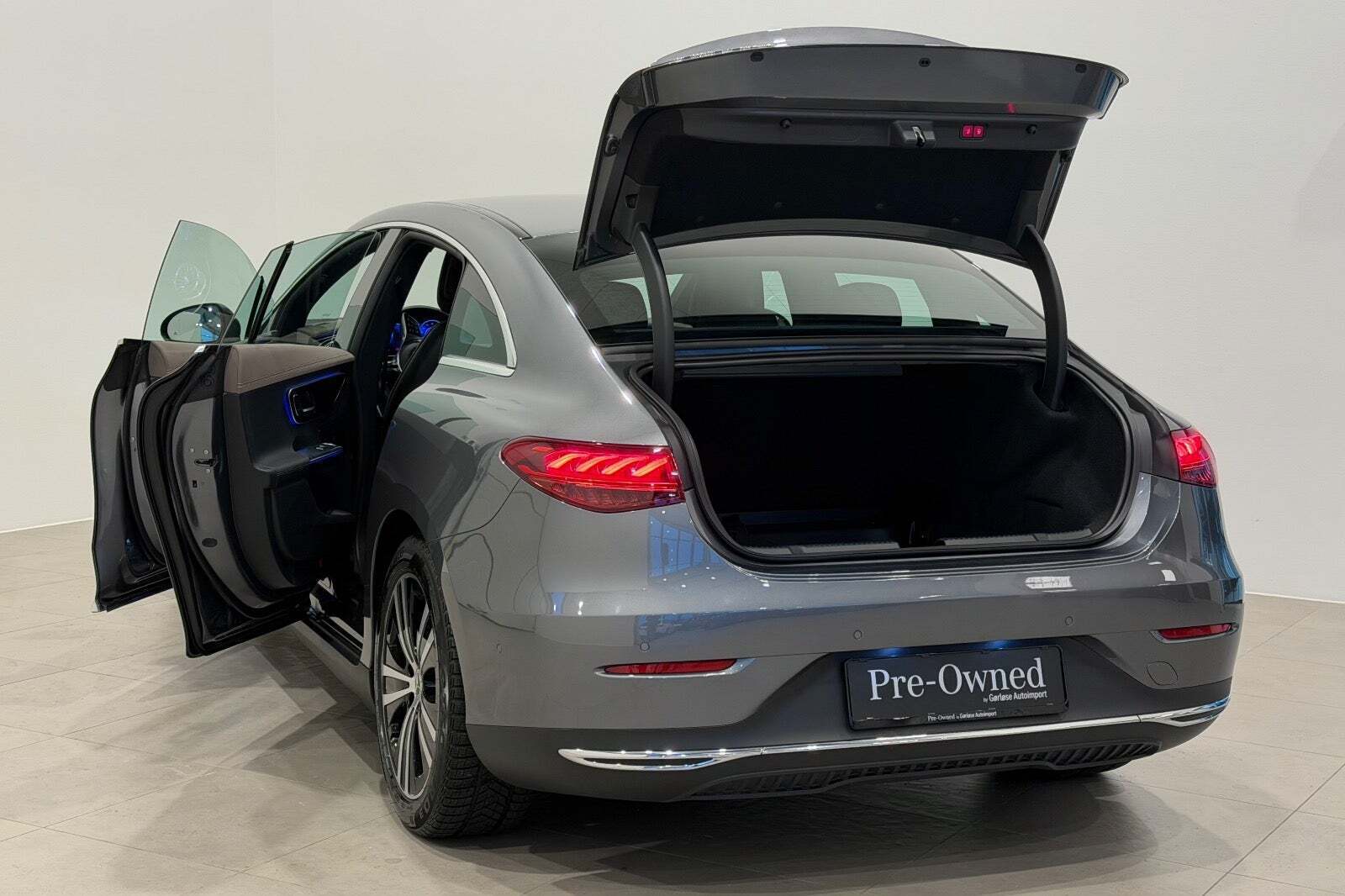 Grå Mercedes EQE300 fra 2023