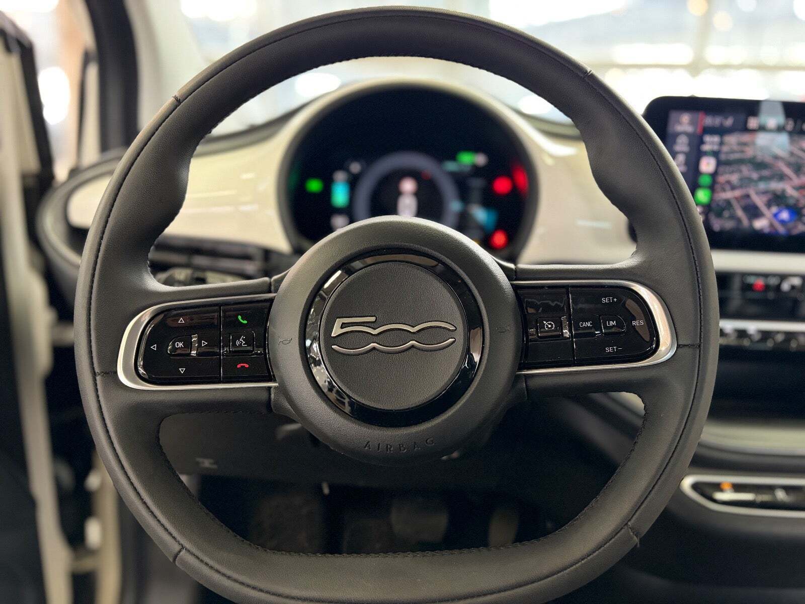 Hvid Fiat 500e fra 2023