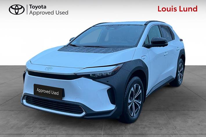 Hvid Toyota BZ4X fra 2025 set udefra