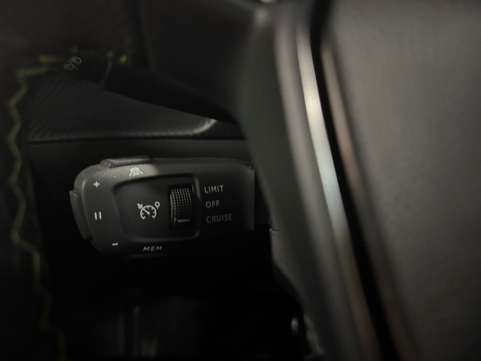 Blå Peugeot e-208 fra 2022