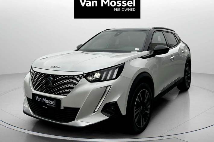 Hvid Peugeot e-2008 fra 2021 set udefra