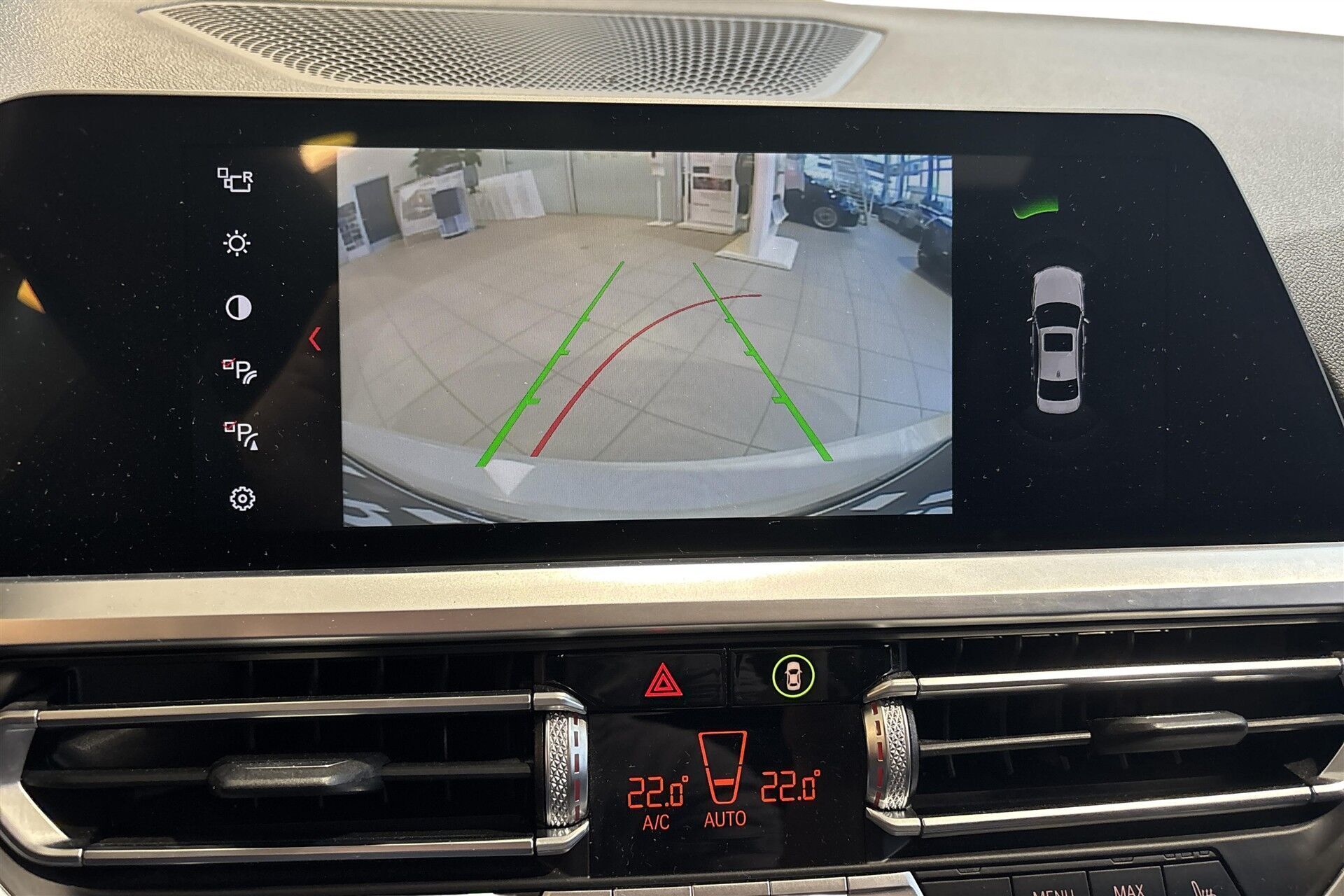 Hvid BMW 330e fra 2021