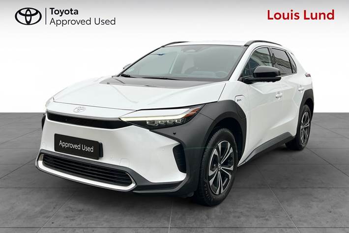 Hvid Toyota BZ4X fra 2025 set udefra