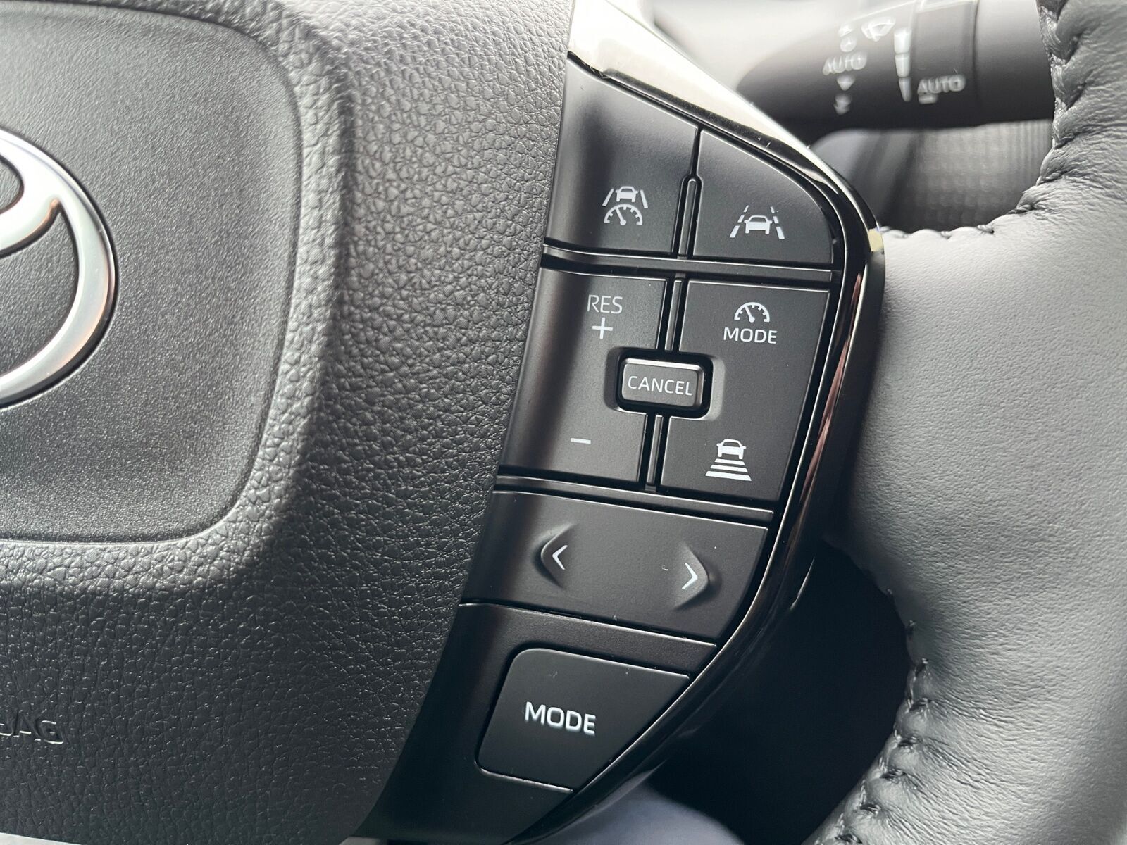 Hvid Toyota BZ4X fra 2025