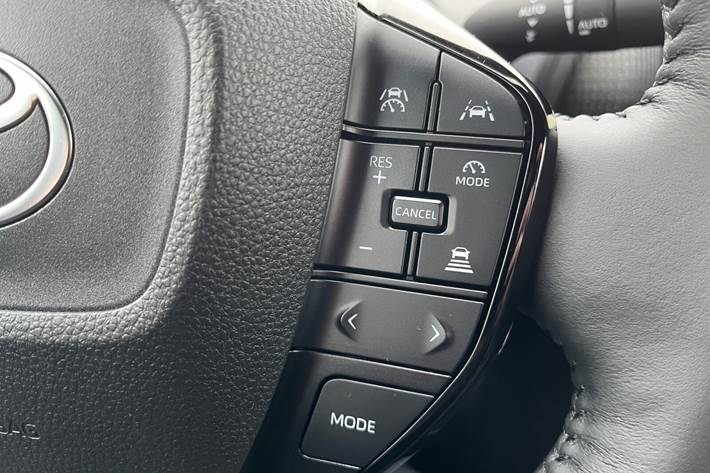 Hvid Toyota BZ4X fra 2025