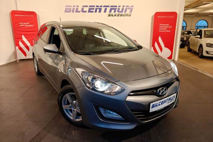 Grå Hyundai i30 fra 2015 set udefra
