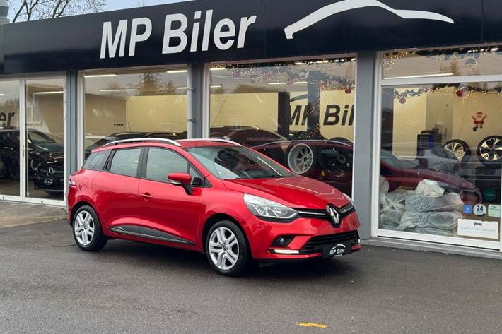 Rød Renault Clio IV fra 2019 set udefra