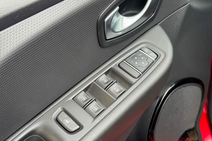 Rød Renault Clio IV fra 2019