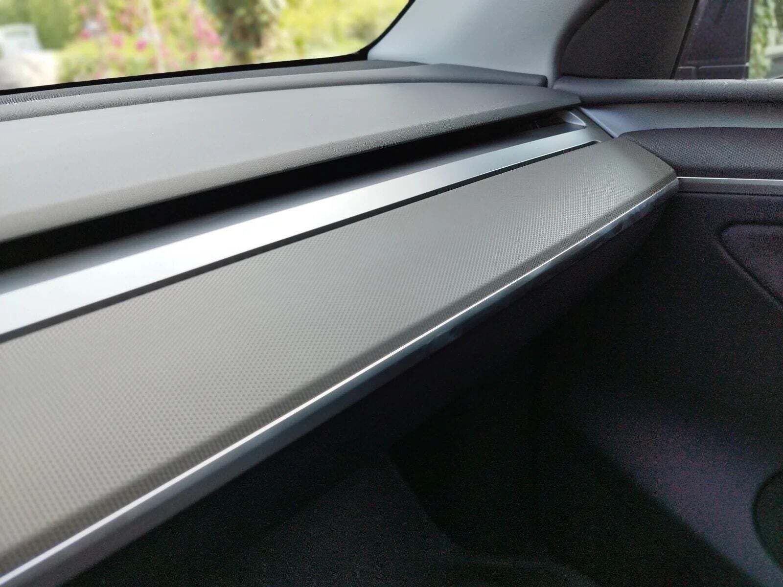 Rød Tesla Model Y fra 2023