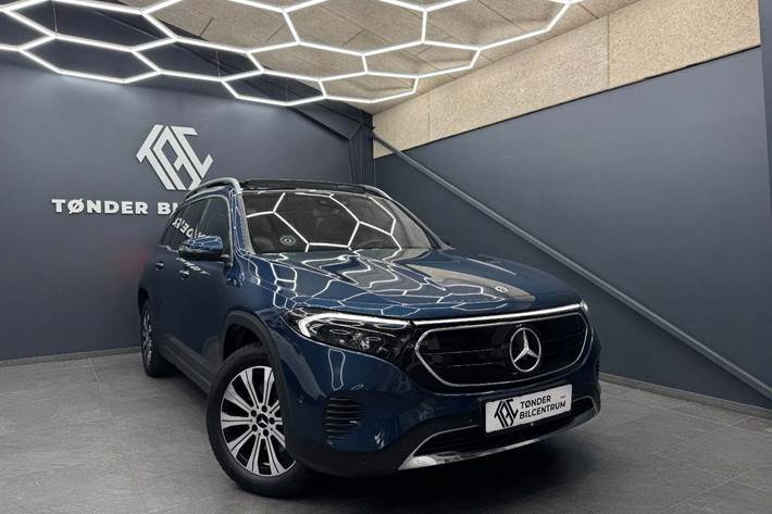 Blå Mercedes EQB250 fra 2022 set udefra