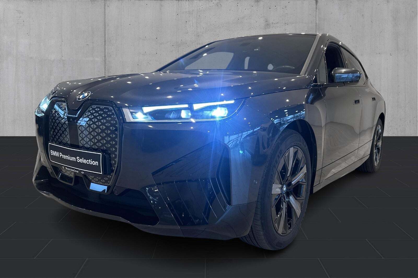 Grå BMW iX fra 2024 set udefra