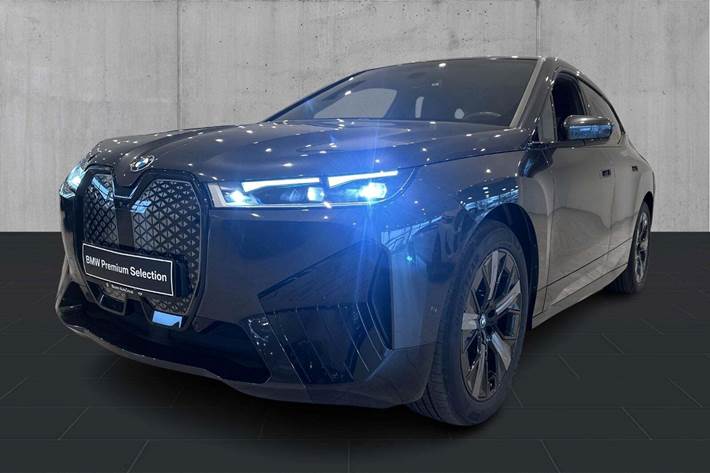 Grå BMW iX fra 2024 set udefra