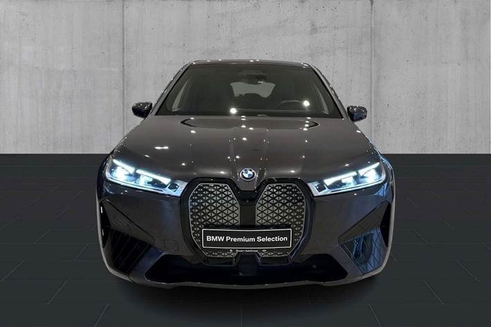 Grå BMW iX fra 2024