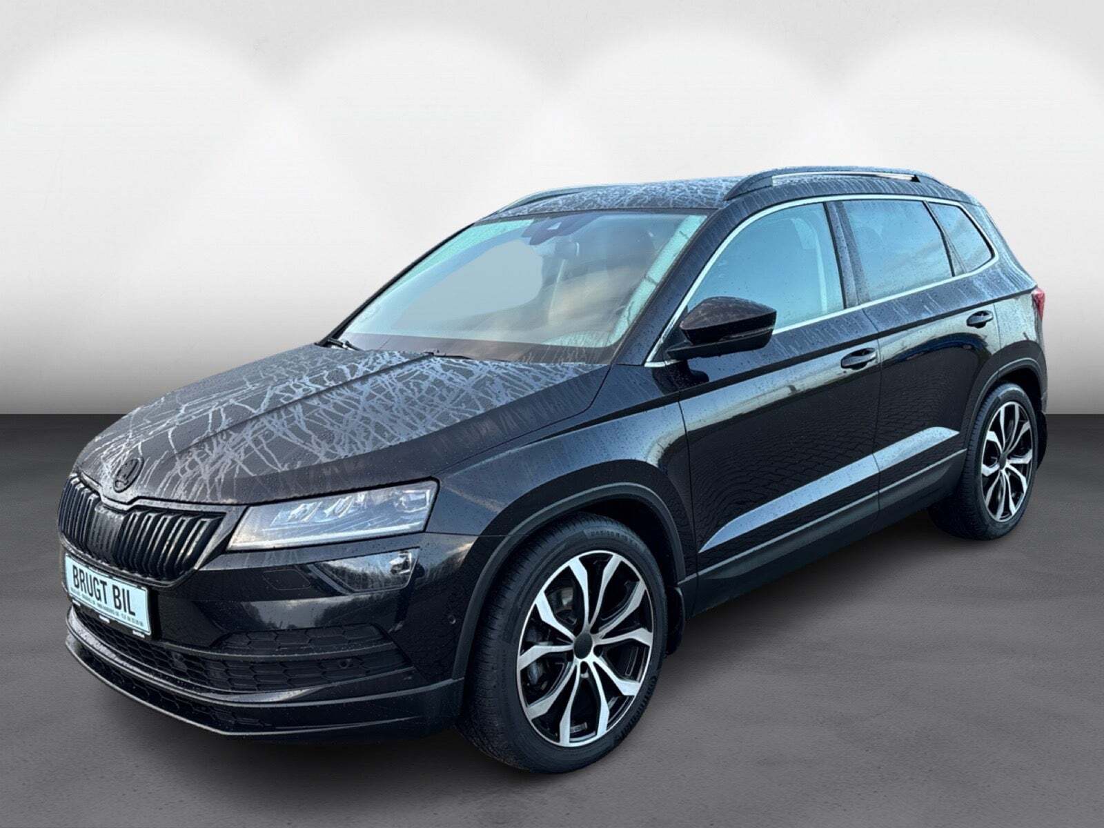 Sort Skoda Karoq fra 2019 set udefra
