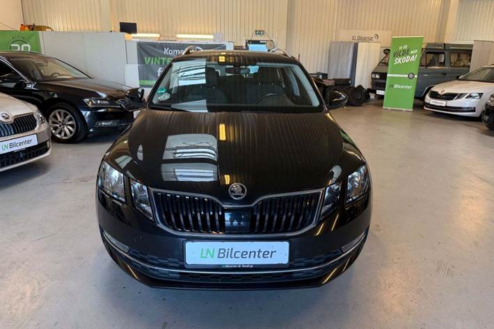 Sort Skoda Octavia fra 2018