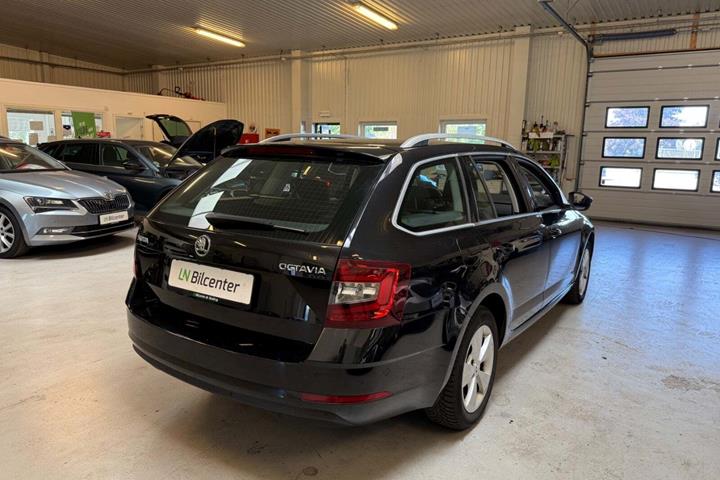 Sort Skoda Octavia fra 2018