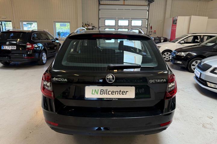 Sort Skoda Octavia fra 2018