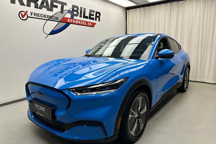 Blå Ford Mustang Mach-E fra 2023 set udefra