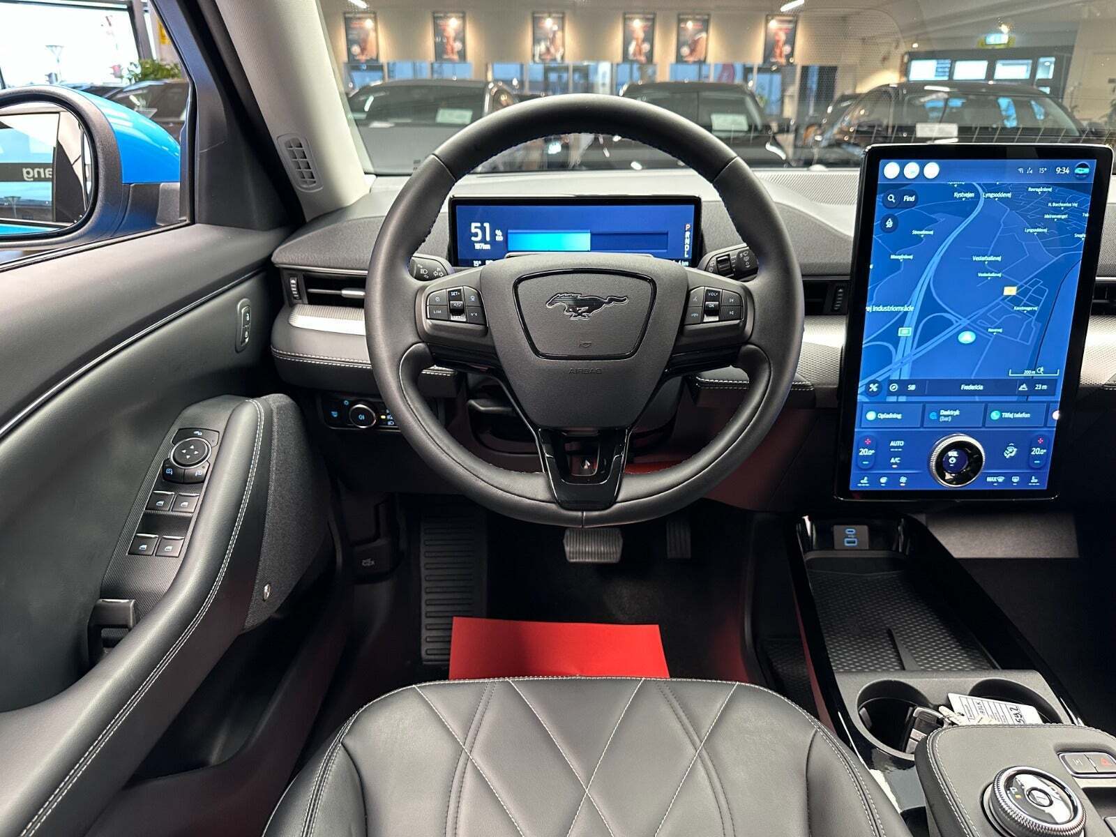 Blå Ford Mustang Mach-E fra 2023