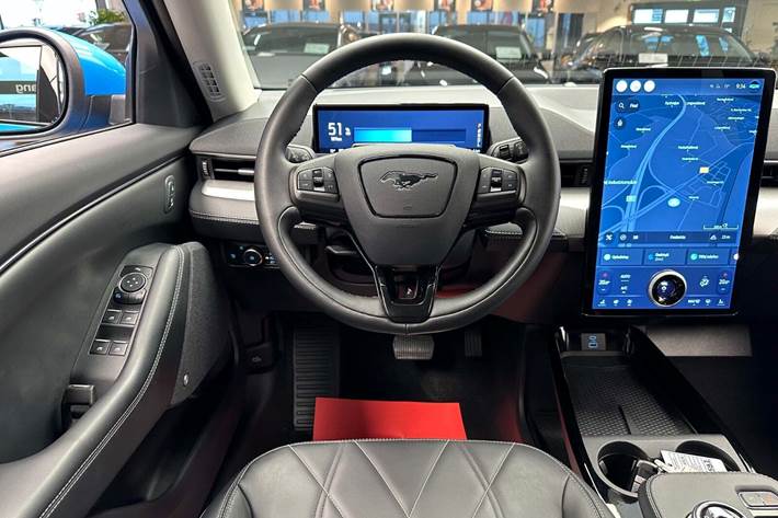 Blå Ford Mustang Mach-E fra 2023