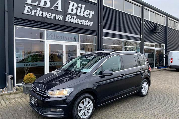 Sort VW Touran fra 2022 set udefra