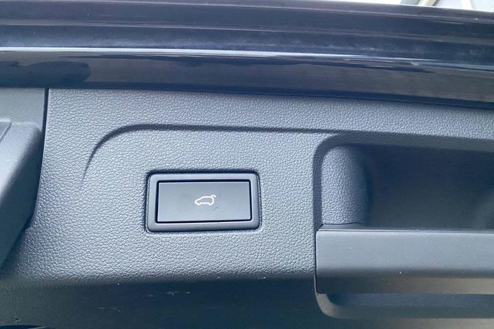 Sort VW Touran fra 2022