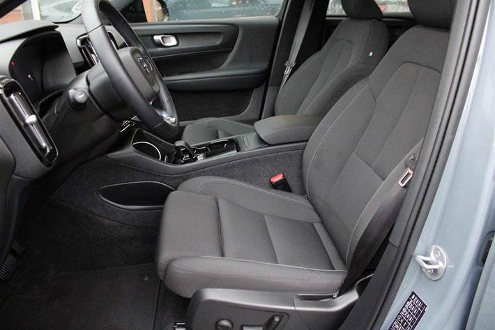 Grå Volvo C40 fra 2023