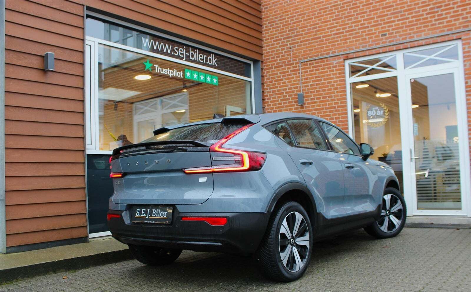 Grå Volvo C40 fra 2023