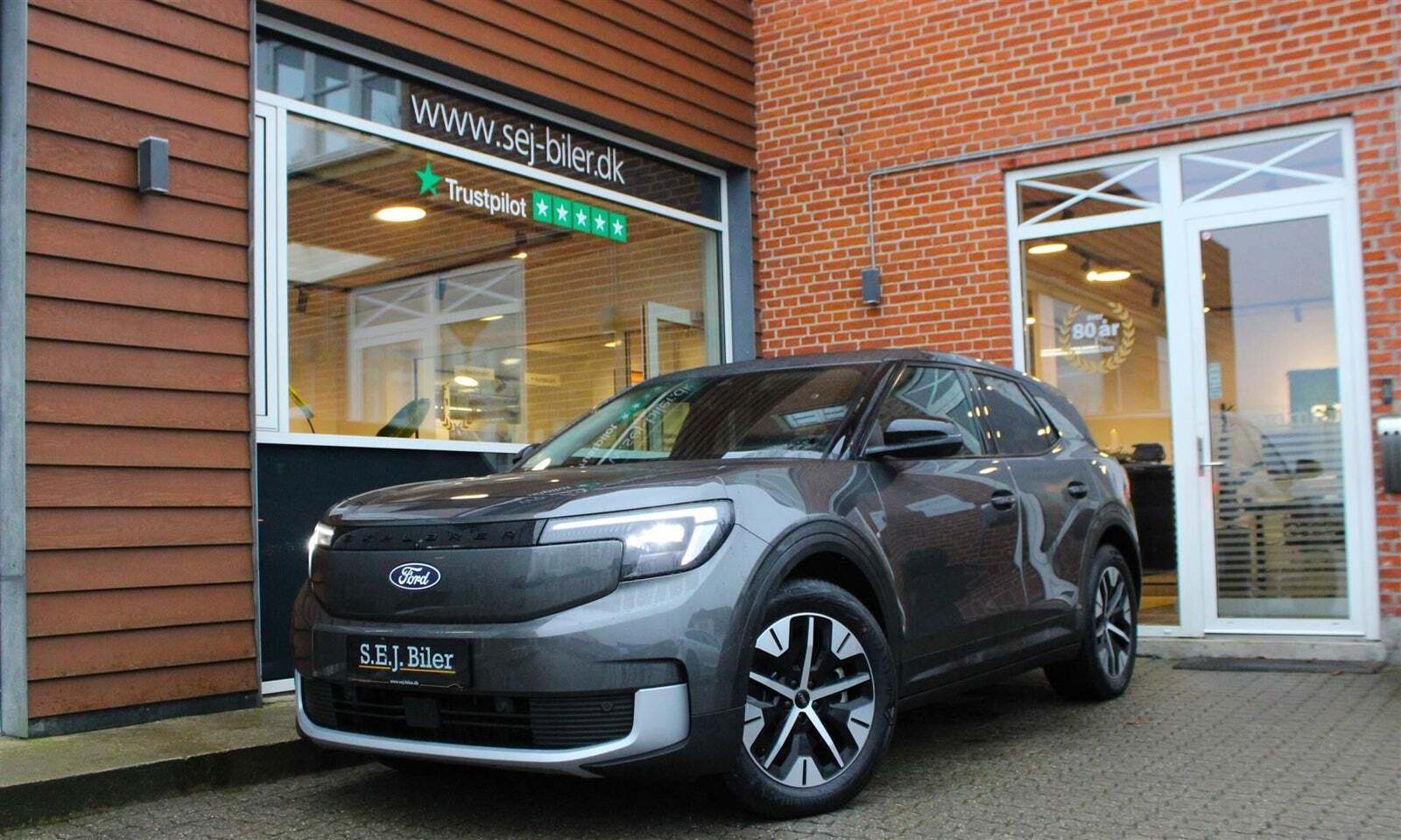 Ford Explorer 82 Select Extended Range